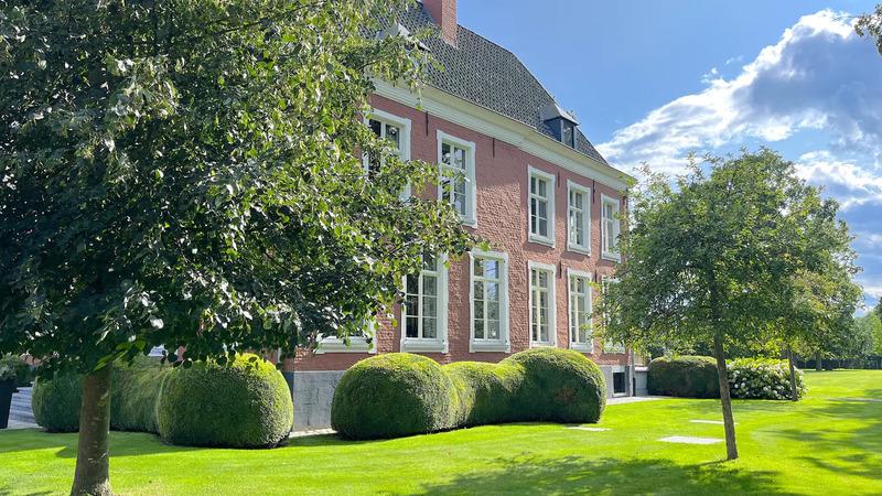 Historisch kasteel op het platteland van Knokke, omringd door weelderig groen