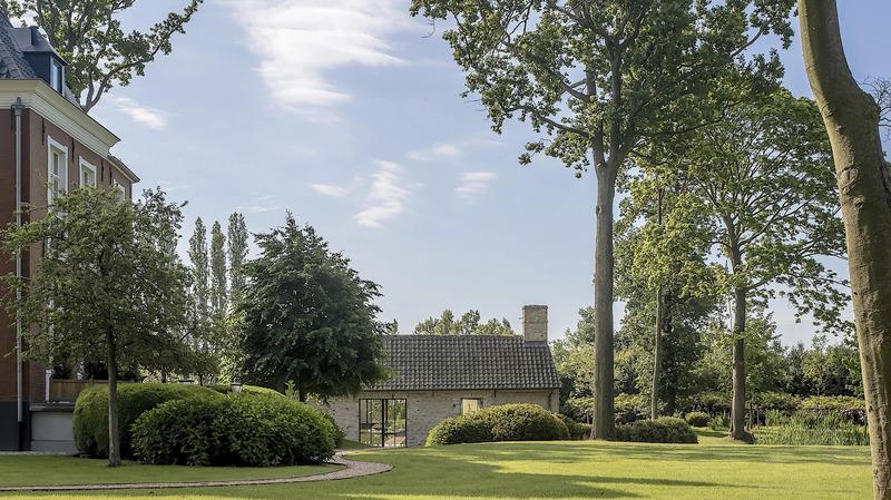 Groen domein van de villa met parkeren, tussen Knokke en Brugge