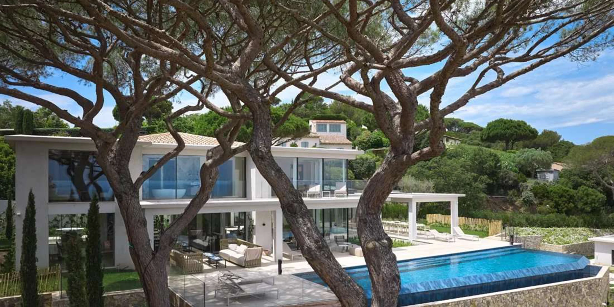 luxe villa huren Saint Tropez, JAMES the BnB Butler Saint Tropez, yacht charter Saint Tropez, villa te huur Saint Tropez, vakantievilla huren Saint Tropez, Charles Ulysse, Villa Juno Saint Tropez, blade saint Tropez, luxe villa te huur Saint Tropez, Villa met zeezicht Saint Tropez